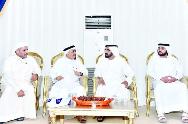 "وسموه يرافقه مكتوم بن محمد خلال تقديم العزاء إلى أسرة سلامة بنت فطيس ــ تصوير: محمد هشام"
