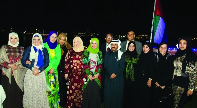 "الخاجة خلال لقاء مع هيئة التدريس بكلية الإعلام في جامعة عجمان"