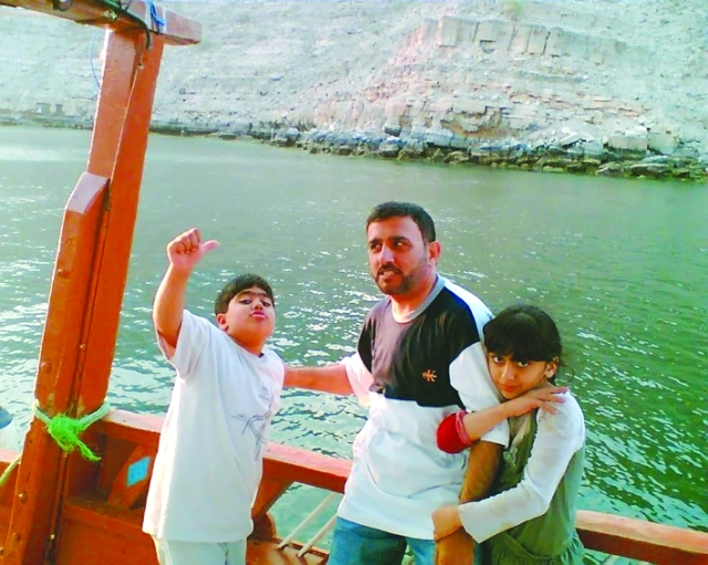 "مع أطفاله"