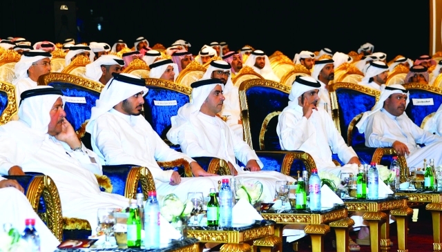 ".. وسموه يتابع فعاليات الحفل مع عدد من المسؤولين"