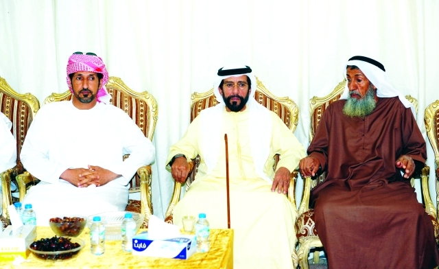 "طحنون بن محمد يقدم العزاء"