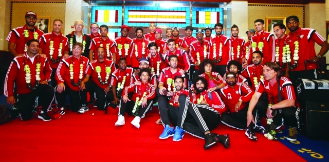 "الورود تزين نجوم المنتخب في مطار دبي - تصوير : اكسفير"