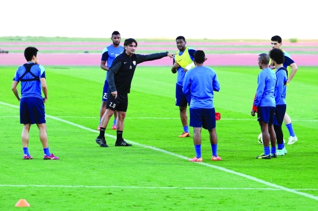 "زلاتكو يعطي تعليماته إلى اللاعبين خلال المران - البيان"