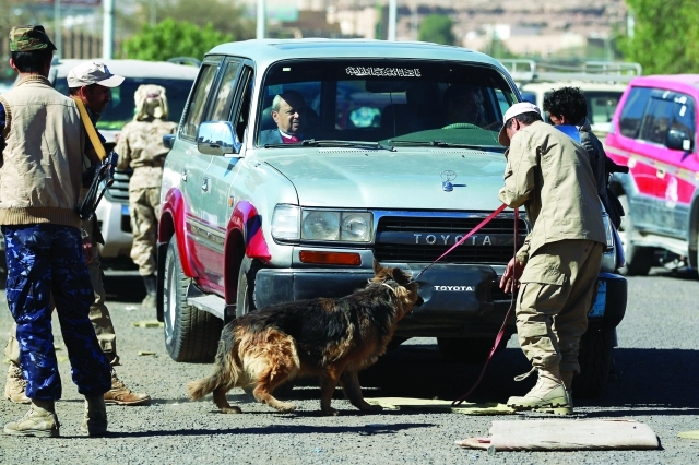 "عناصر من مسلحي الحوثي يتفحصون المركبات في صنعاء أ.ف.ب"