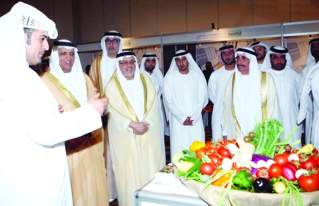 "سموه خلال جولة في المعرض المصاحب للملتقى\t- البيان"