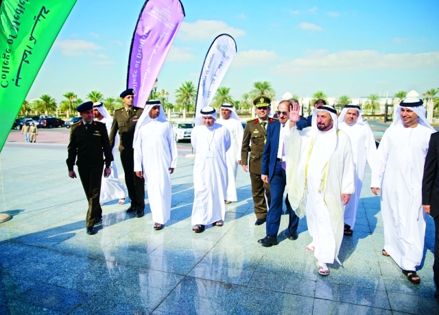 "سلطان القاسمي خلال لقائه وفد طلبة كلية الطب العسكري \t ـــ وام"