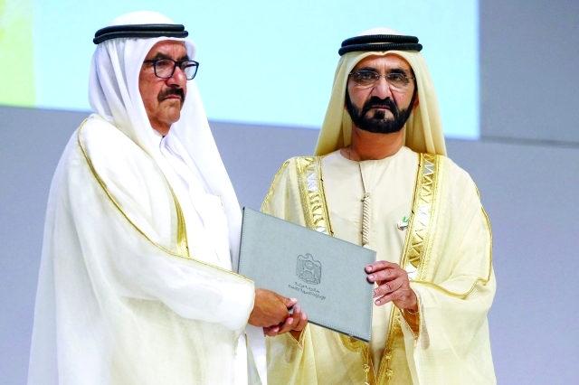 "نائب رئيس الدولة يكرم حمدان بن راشد"