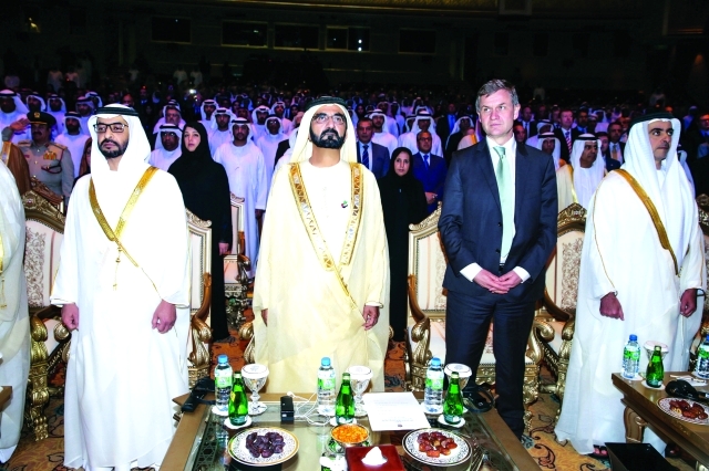 "محمد بن راشد وحمدان وسيف بن زايد خلال عزف السلام الوطني"