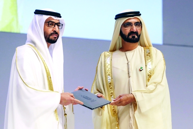 "نائب رئيس الدولة يسلم  حمدان بن زايد جائزة الشيخة فاطمة"