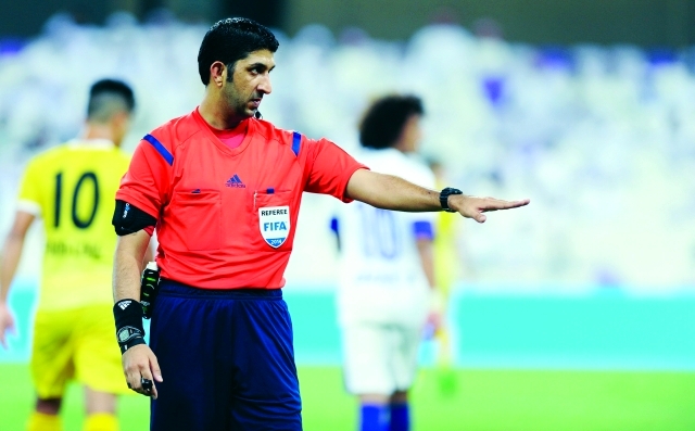 "محمد عبد الله حسن خلال تحكيم إحدى المباريات-البيان"