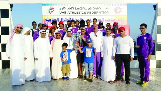 "لاعبو العين بعد تتويجهم بالكأس والميداليات الذهبية- البيان"