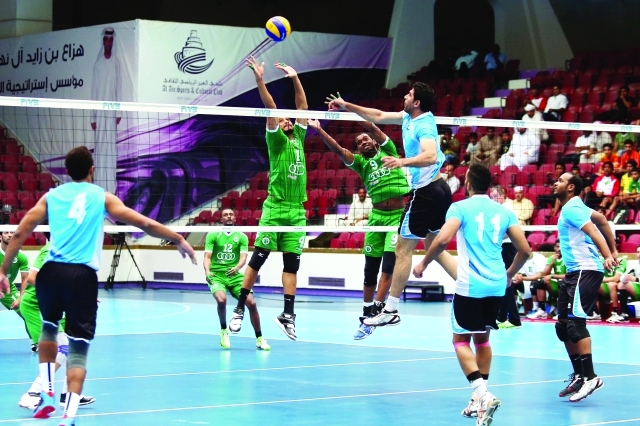 "لاعبو العين بعد تتويجهم بالكأس والميداليات الذهبية -البيان"