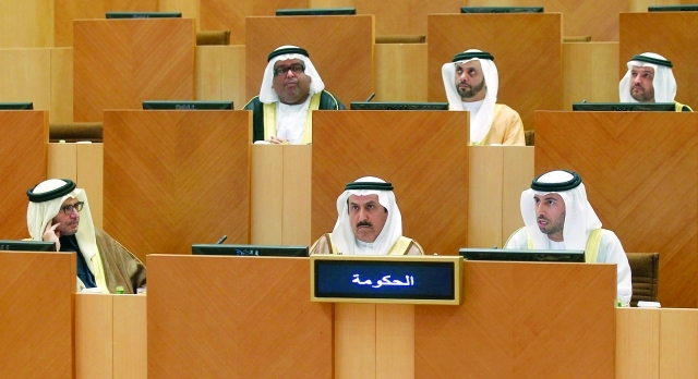 "وصقر غباش وأنور محمد قرقاش وسهيل المزروعي خلال الجلسة ــ تصوير: البيان"
