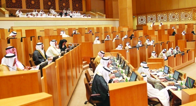 "جانب من مداولات أعضاء المجلس"