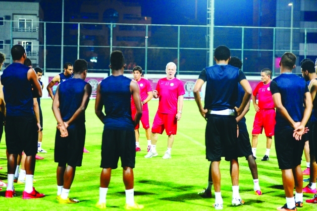 "إيريك غيرتس يتحدث للاعبين-البيان"