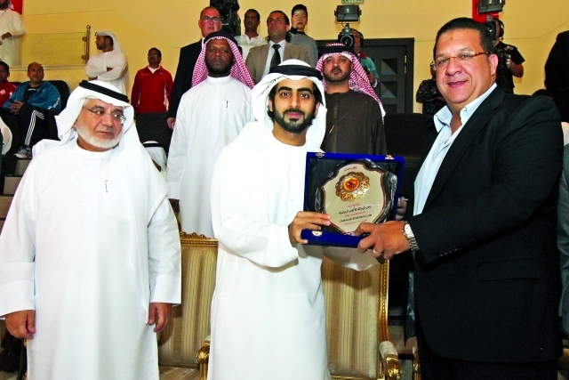 "سالم القاسمي يتسلم درع نادي الزمالك من أحمد جلال إبراهيم بحضور الفردان"