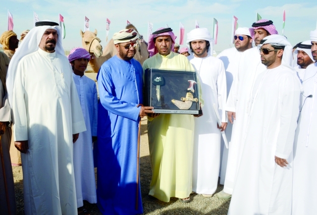 "..وسموه يسلم الجائزة إلى الفائز في شوط الجماعة الذهبي  \t  البيان"
