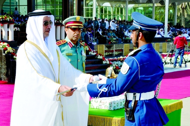 "سيف بن زايد يسلم سيف الشرف للطالب المتفوق محمد عبيد الراشدي"