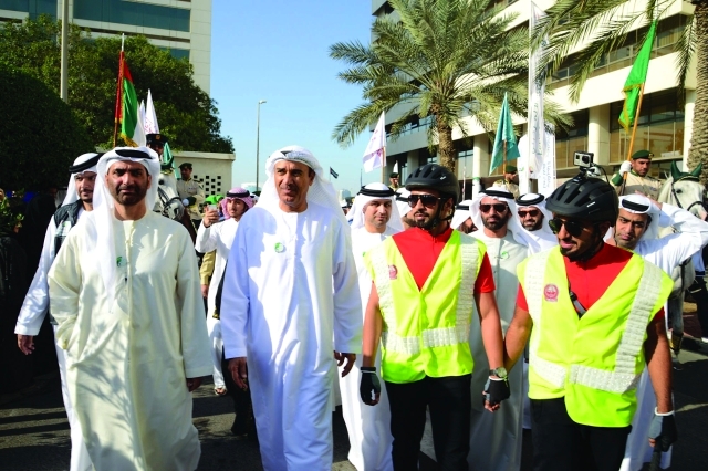 "لوتاه وعبد العزيز النعيمي وحميد المطروشي وسعيد النعيمي خلال مشاركتهم في \"دوام بلا مركبات\""