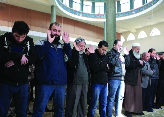 "صلاة الغائب على الكساسبة في أحد مساجد عمّان - أ.ف.ب"
