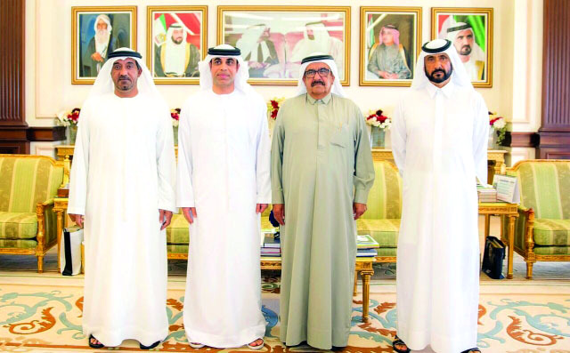 "حمدان بن راشد وأحمد بن راشد وأحمد بن سعيد خلال استقبال مهدي علي - البيان"