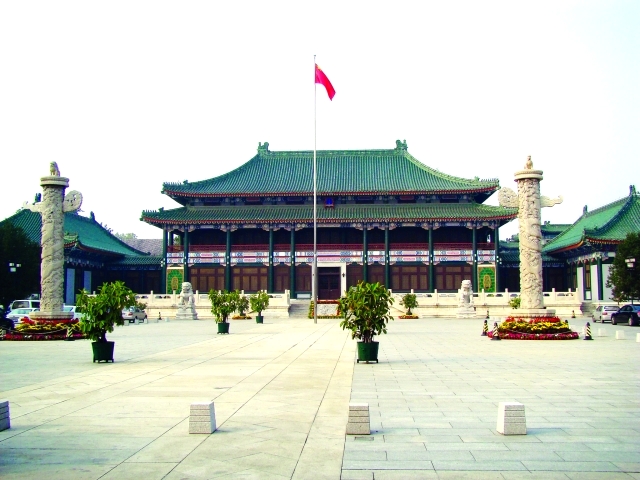 "المبنى القديم للمكتبة الذي يحوي الكتب والمخطوطات القديمة"