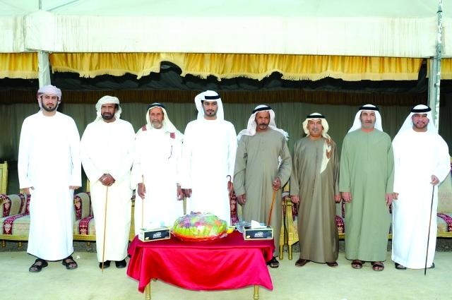 "العريس وعدد من كبار المدعوين"