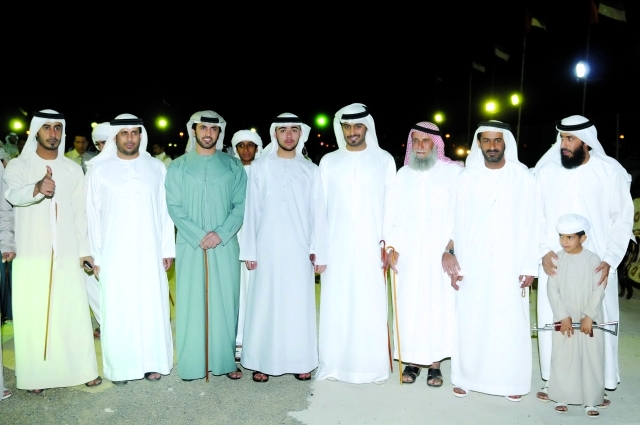"زايد بن مكتوم بن راشد والعريس سهيل الكتبي وعدد من الأهل والأصدقاء"