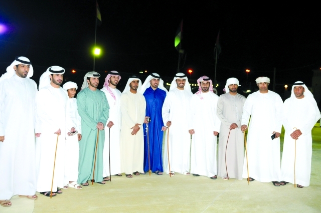 "العريس يتوسط جمعاً من الزملاء والأصدقاء"
