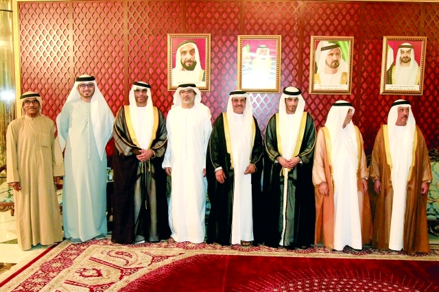 "والد العريس والعريس، عم العريس أحمد، د.علي بن عبود،  سالم محمد الظاهري، ناصر بن عبود، علي الهاشمي،  حارب الظاهري"