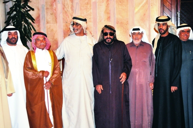 "العريس ووالده والفنان علي التميمي وشخصيات"
