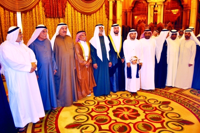 "نهيان بن مبارك ووالد العروسين وعدد من الشخصيات"