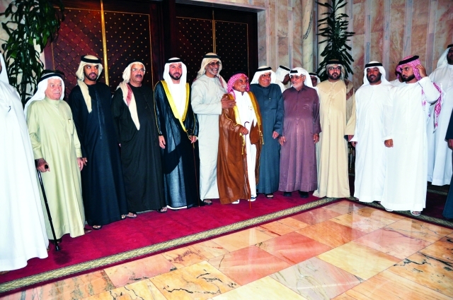 "والد العريس يتوسط عدداً من الضيوف"