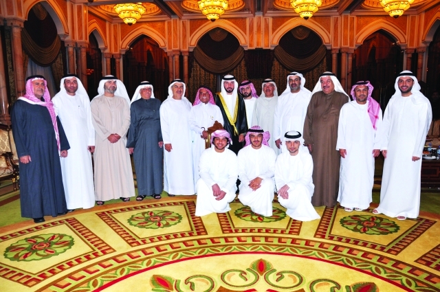 "العريس ووالده وأعمامه والأهل"