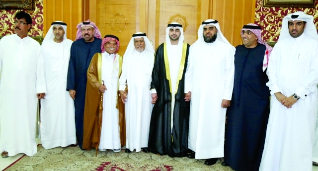 "العريس ووالده وعمه خالد وصديق فتح وعلي رشيد ونجلاه خالد ود.رشيد ومحمد الحمادي وعبدالعزيز الحمادي"
