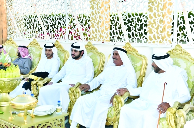 "سموه يتابع فعاليات الحفل"