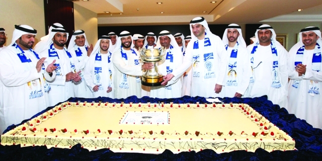 "أحمد بن سعيد يتسلم الكأس من مروان بن غليطة ومجلس إدارة النصر"