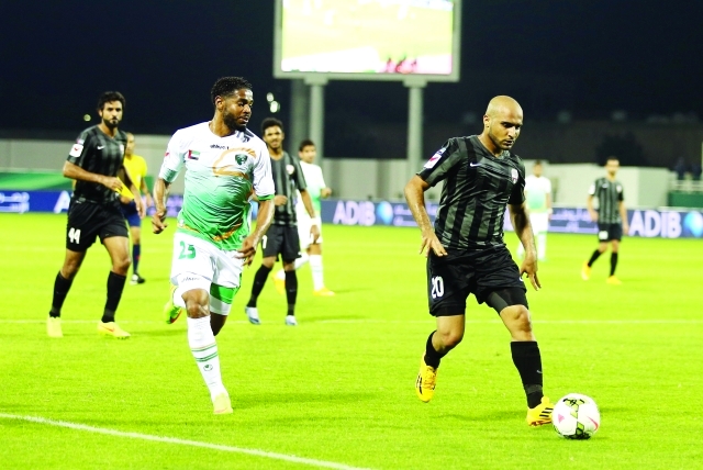 "صراع على الكرة بين وليد اليماحي لاعب الفجيرة وحيدر الوعلي لاعب الإمارات - البيان"