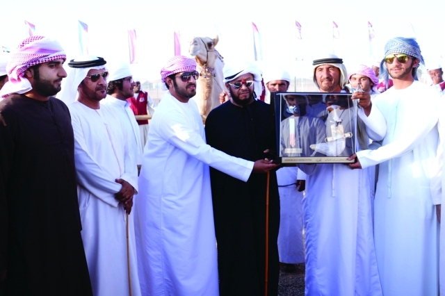 "سلطان بن زايد يتوّج الفائزين في السباق"