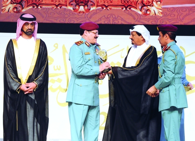 "حاكم عجمان يكرم خليل بدران"