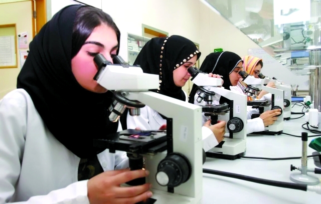 "المرأة الإماراتية حازت على البيئة المتميزة فنافست الرجل في شتى الميادين   ــ  أرشيفية"