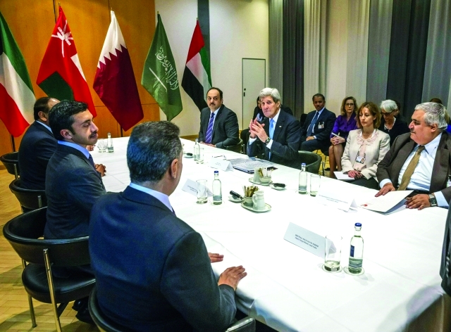 "عبدالله بن زايد وكيري خلال الاجتماع الخليجي الأميركيوام"