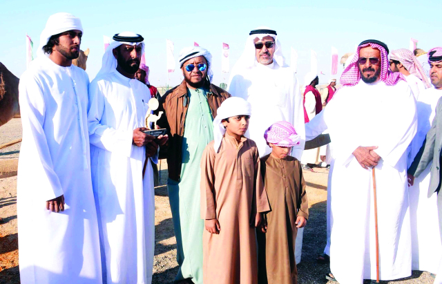"سلطان بن زايد يتوج الفائزين في شوط التلاد وام"