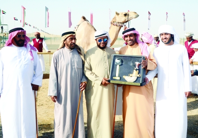 سلطان بن زايد يتوّج الفائزين بأشواط مزاينة الإبل