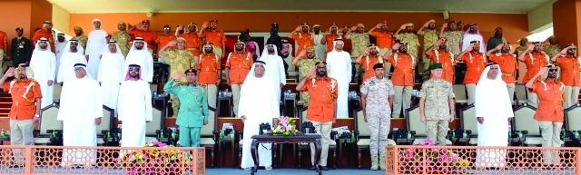 "سعود بن صقر القاسمي وقائد الوحدات المساندة خلال مشاهدة العروض"