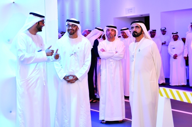 "محمد بن راشد ومحمد بن زايد وهزاع بن زايد خلال جولتهم في المتحف"