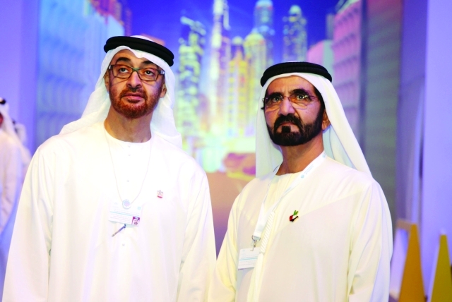 "محمد بن راشد ومحمد بن زايد خلال الجولة"