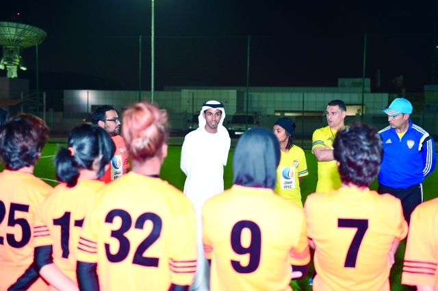 "بن هزام يلتقي لاعبات منتخب السيدات - البيان"