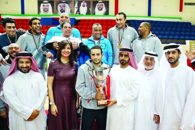 "سالم القاسمى يسلم كابتن الزمالك كأس البطولة تصوير- خالد نوفل"