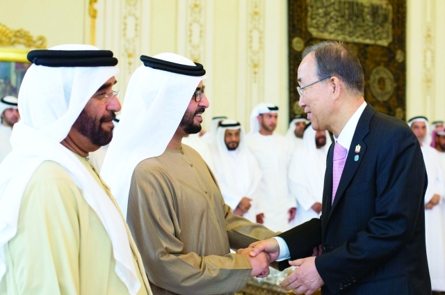 "حمدان بن زايد يصافح بان كي مون بحضور سيف بن محمد"